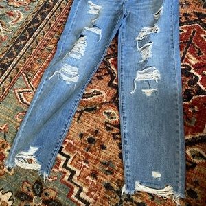NWT. Super cute high wasted distressed jeans